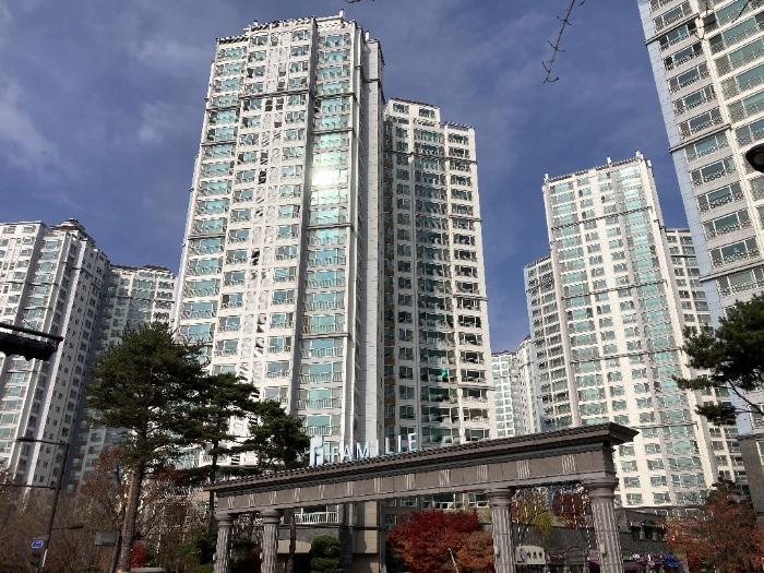 경기도 고양시 일산서구 하이파크3로 61, 402동 12층1201호 (덕이동,하이파크시티일산파밀리에4단지) · 지번주소: 경기도 고양시 일산서구 덕이동 1535 법원경매 물건 대표사진