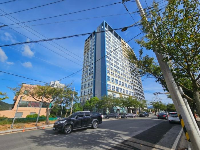 전라남도 여수시 돌산읍 강남해안로 73, 1층103호 (오션힐오피스텔) · 지번주소: 전라남도 여수시 돌산읍 우두리 1047-10 법원경매 물건 대표사진