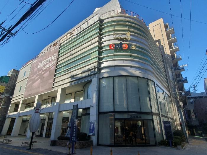부산광역시 금정구 장전로12번길 55, 지1층비01호 (장전동,라퓨타아일랜드) · 지번주소: 부산광역시 금정구 장전동 292-4 법원경매 물건 대표사진