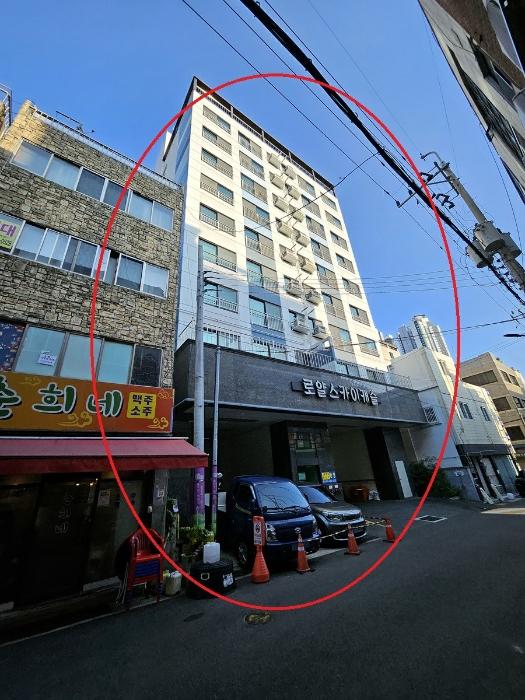부산광역시 중구 보수대로56번길 12, 9층901호 (부평동4가,로얄스카이캐슬주건축물제1동) · 지번주소: 부산광역시 중구 부평동4가 15-1 법원경매 물건 대표사진