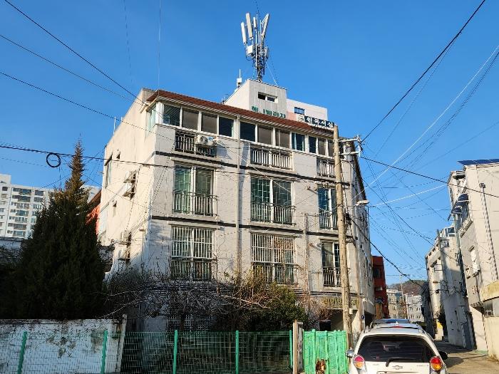 경상남도 진주시 진주대로1197번길 8, 1층101호 (봉곡동,혜인빌리지) · 지번주소: 경상남도 진주시 봉곡동 476-3 법원경매 물건 대표사진