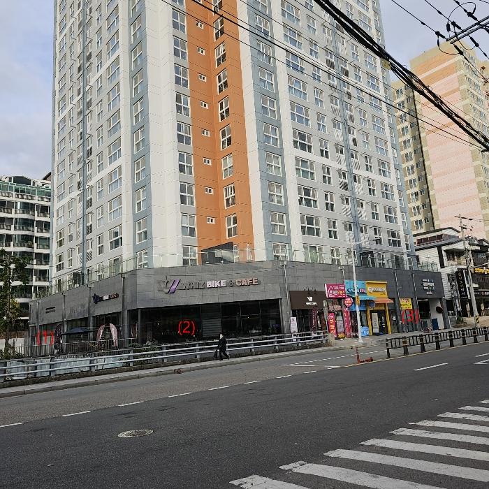 부산광역시 금정구 청룡로 42, 1층101호 (청룡동,금정더유엘프리미어) · 지번주소: 부산광역시 금정구 청룡동 45-2 법원경매 물건 대표사진