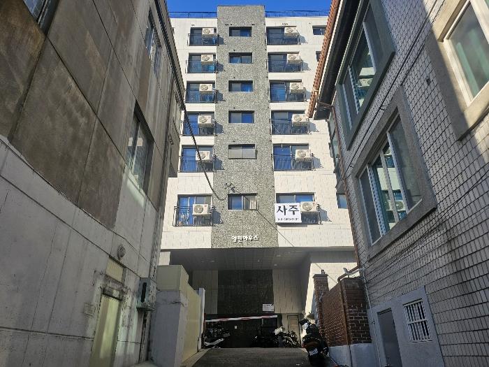 서울특별시 금천구 독산로 335-2, 제2층 제203호 (독산동, 엘린하우스) · 지번주소: 서울특별시 금천구 독산동 962-26 법원경매 물건 대표사진