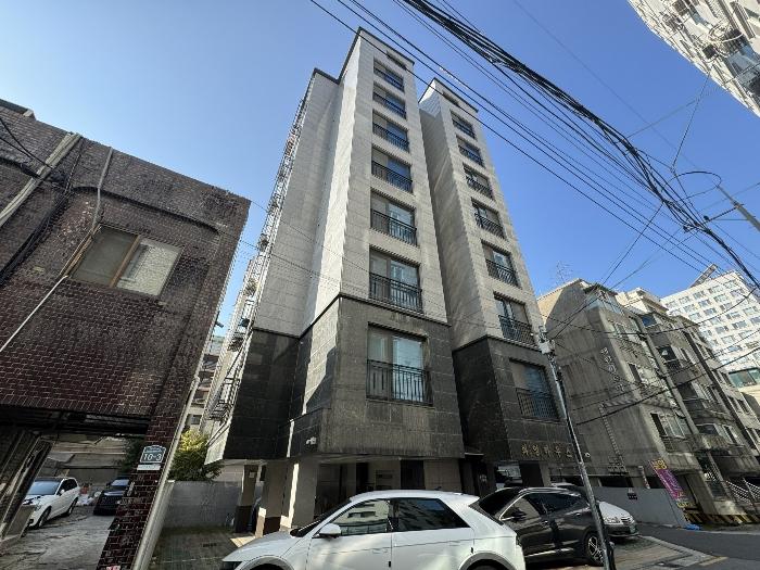 서울특별시 강동구 천호대로176길 10-9, 7층 702호 (성내동,화영하우스7차) · 지번주소: 서울특별시 강동구 성내동 245-20 법원경매 물건 대표사진