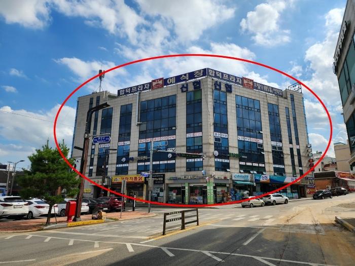 충청남도 당진시 합덕읍 합덕시장로 214-4, 1층107호 (합덕프라자) · 지번주소: 충청남도 당진시 합덕읍 운산리 293-14 법원경매 물건 대표사진