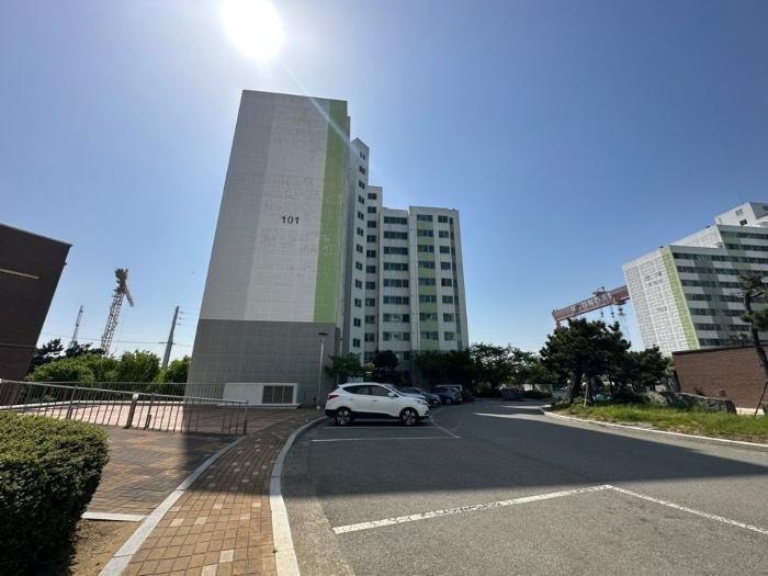 울산광역시 동구 화잠로 51, 101동 3층301호 (방어동,현대중공업(주)외국인아파트) · 지번주소: 울산광역시 동구 방어동 1064 법원경매 물건 대표사진