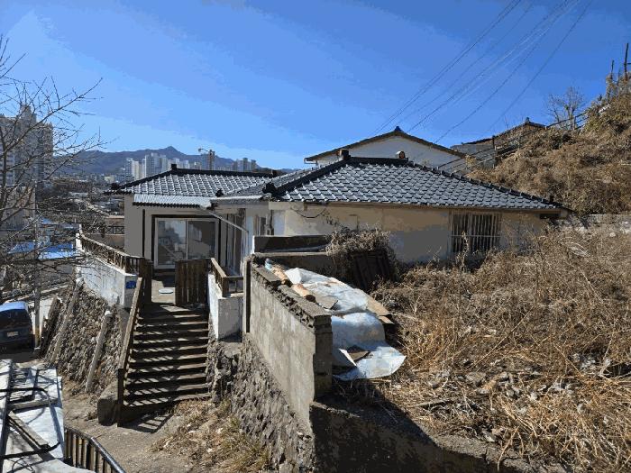 법원경매 2025타경30228 사진5 | 동해시 발한동 산9-1 주택건물 경매
