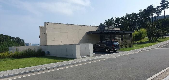 부산광역시 기장군 기장읍 대변로 74, 201동 1층101호 (해운대비치골프앤리조트) · 지번주소: 부산광역시 기장군 기장읍 연화리 509 법원경매 물건 대표사진