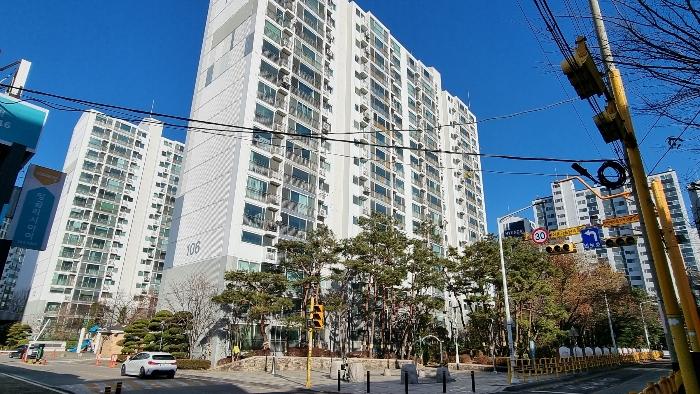 경기도 화성시 영통로61번길 10, 106동 802호 (반월동,신영통현대아파트) · 지번주소: 경기도 화성시 병점구 반월동 865-1 법원경매 물건 대표사진