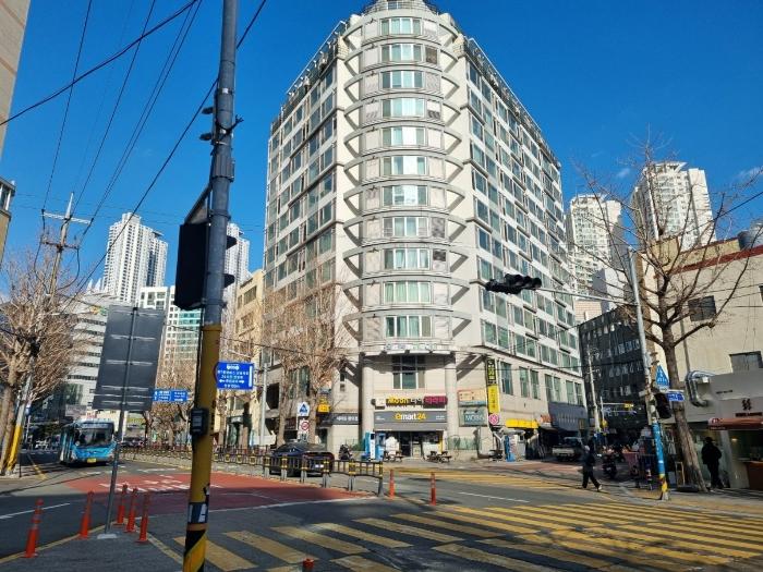 부산광역시 부산진구 동천로 134, 2층206호 (전포동,삼정코아) · 지번주소: 부산광역시 부산진구 전포동 878-26 법원경매 물건 대표사진