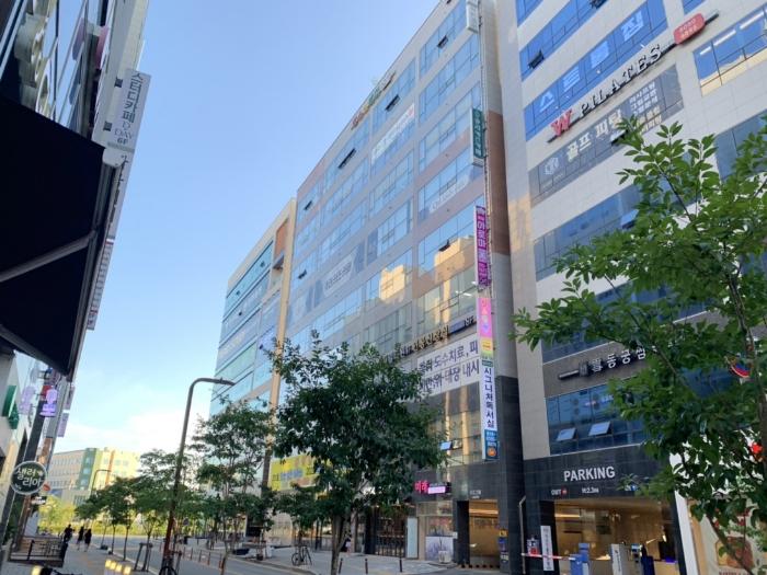 경기도 화성시 꽃내음1길 19-26, 1층107호 (새솔동,채울프라자) · 지번주소: 경기도 화성시 만세구 새솔동 77-5 법원경매 물건 대표사진