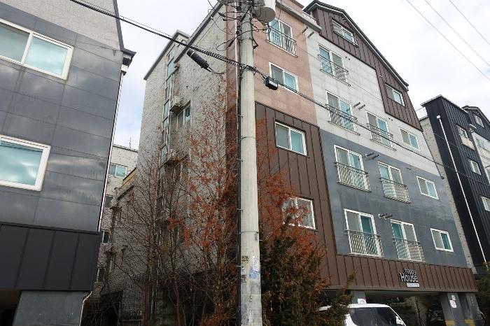 경기도 화성시 효행로971번길 20-5, 4층403호 (진안동,해피하우스) · 지번주소: 경기도 화성시 병점구 진안동 474-17 법원경매 물건 대표사진