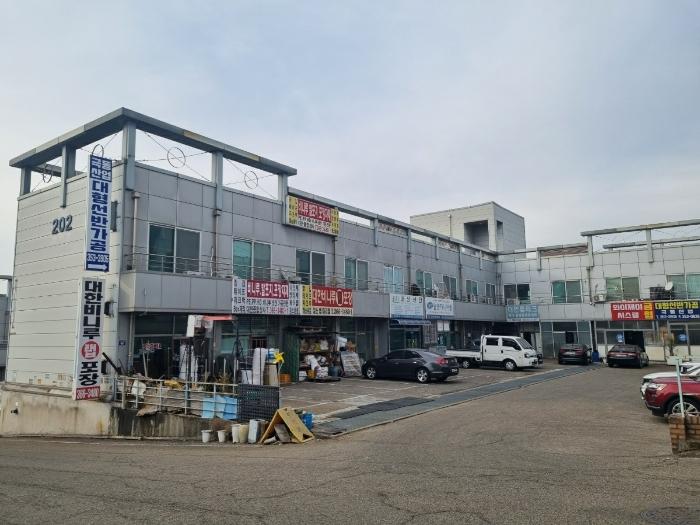 경기도 화성시 팔탄면 서해로1121번길 16, 202동 지층124호 (발안현대공구타운) · 지번주소: 경기도 화성시 만세구 팔탄면 율암리 580-7 법원경매 물건 대표사진