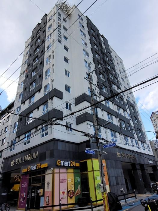 부산광역시 수영구 무학로21번길 105, 2층203호 (광안동,부일스타리움) · 지번주소: 부산광역시 수영구 광안동 75-27 법원경매 물건 대표사진