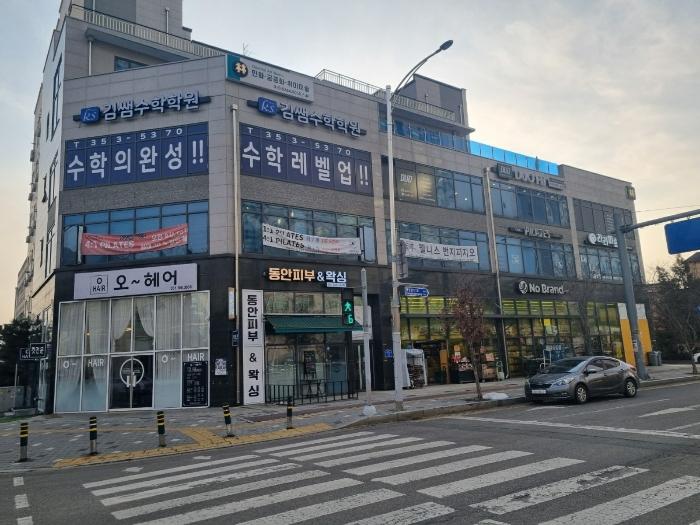 경기도 화성시 향남읍 행정동로 17, 1층103호 (에프엠프라자) · 지번주소: 경기도 화성시 만세구 향남읍 행정리 508-1 법원경매 물건 대표사진