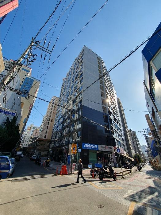 부산광역시 부산진구 동천로132번길 34, 10층1005호 (전포동,서면해피투모로우오피스텔) · 지번주소: 부산광역시 부산진구 전포동 646-1 법원경매 물건 대표사진