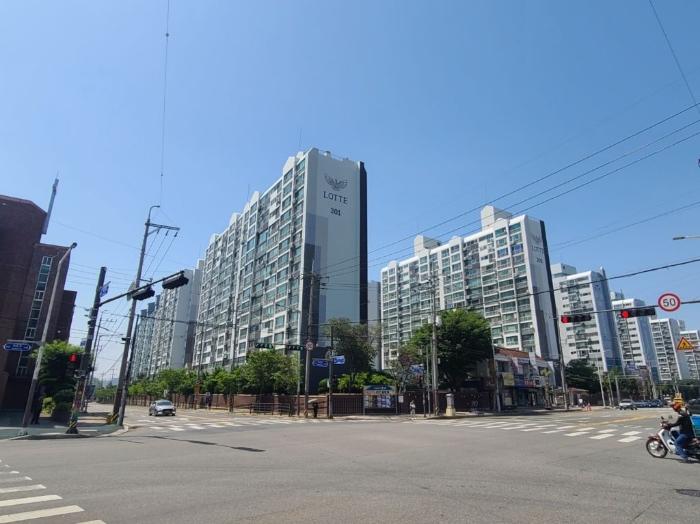 전북특별자치도 군산시 백토로 242, 301동 15층 1501호 (나운동,롯데아파트) · 지번주소: 전북특별자치도 군산시 나운동 155-6 법원경매 물건 대표사진