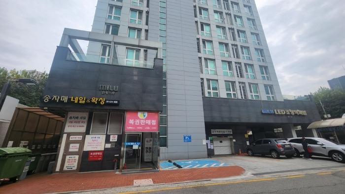 경기도 수원시 팔달구 권광로196번길 17-9, 2층215호 (인계동,인계미루아파트) · 지번주소: 경기도 수원시 팔달구 인계동 1114-5 법원경매 물건 대표사진