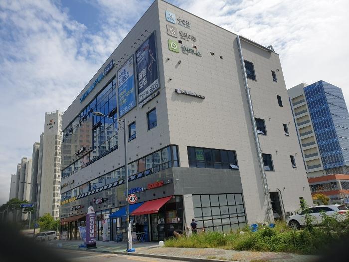 경기도 이천시 마장면 중앙로10번길 30, 2층 202호 (더큐브어센딩센터) · 지번주소: 경기도 이천시 마장면 오천리 448-1 법원경매 물건 대표사진